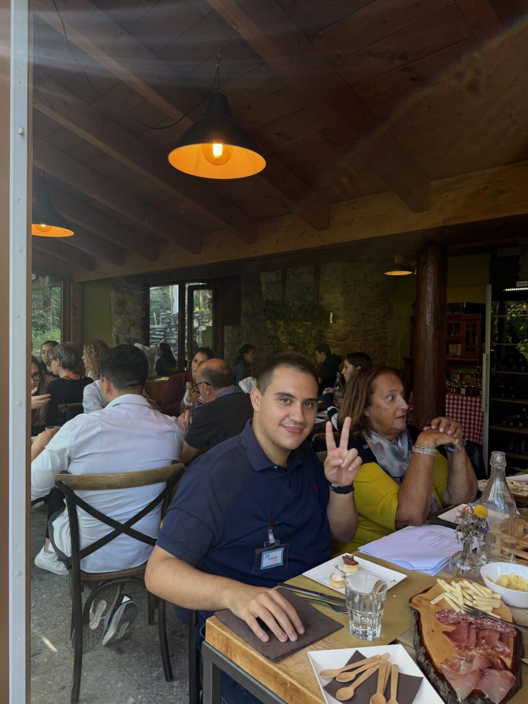 Due studenti sorridenti al Language Club di Meride