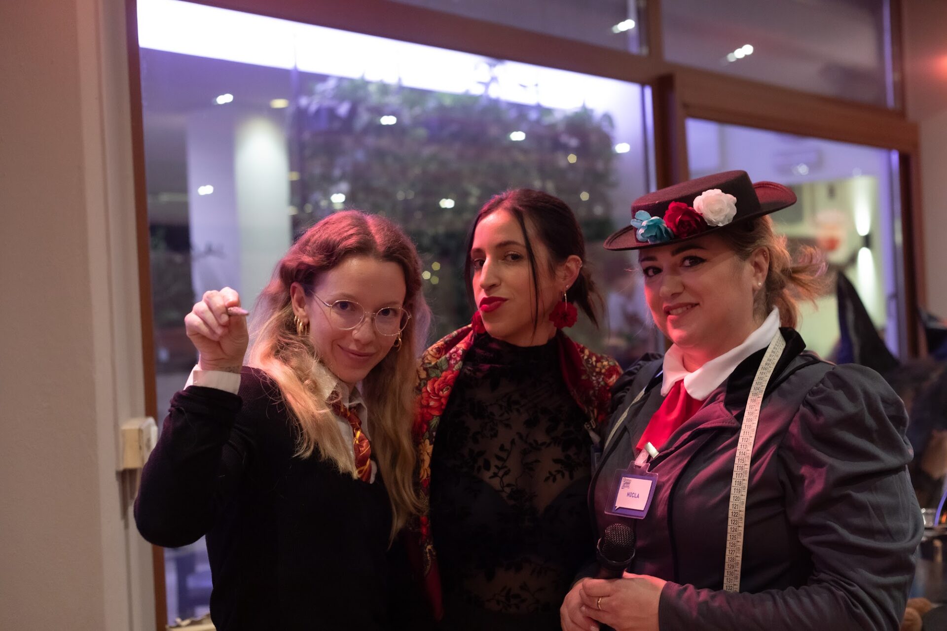 Tre partecipanti sorridenti durante una serata del Language Club Pianeta Lingua